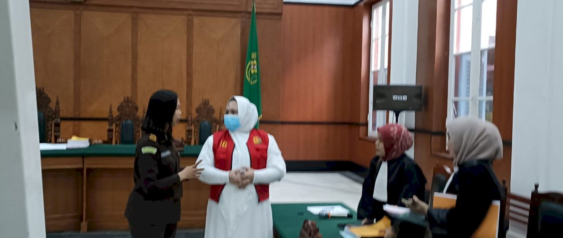 Sidang lanjutan dalam perkara skincare berbahaya mengandung merkuri dengan terdakwa Mira Hayati (29) kembali digelar di Pengadilan Negeri Makassar, Selasa, 18 Maret 2025. Sidang lanjutan dalam perkara skincare berbahaya mengandung merkuri dengan terdakwa Mira Hayati (29) kembali digelar di Pengadilan Negeri Makassar, Selasa, 18 Maret 2025.