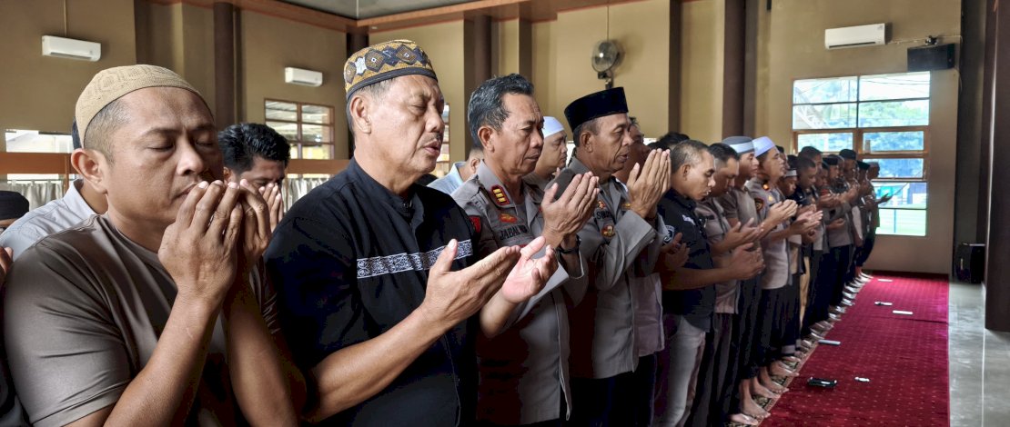 Polres Jeneponto Gelar Shalat Gaib Bagi Tiga Polisi yang Gugur dalam tugas di Lampung Polres Jeneponto Gelar Shalat Gaib Bagi Tiga Polisi yang Gugur dalam tugas di Lampung