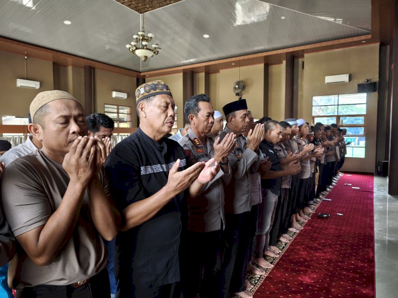 Polres Jeneponto Gelar Shalat Gaib Bagi Tiga Polisi yang Gugur dalam tugas di Lampung