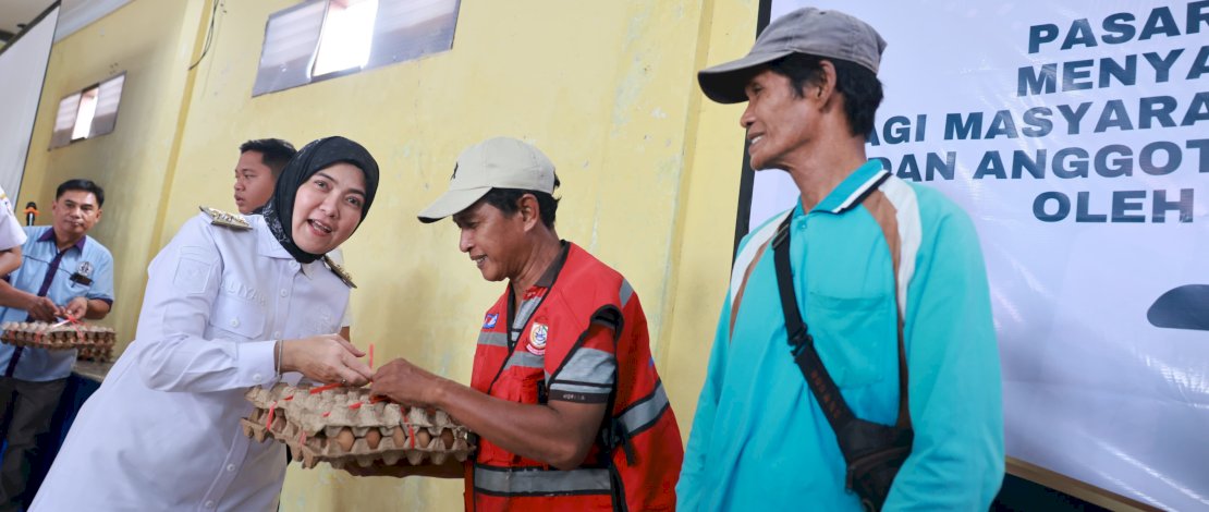 Wakil Wali Kota Makassar, Aliyah Mustika Ilham, menghadiri acara penyaluran paket pasar murah yang diselenggarakan oleh Persekutuan Kaum Bapak Gereja Toraja (PKBGT) Jemaat Sudiang.
