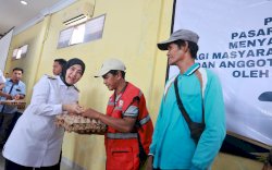 Indahnya Toleransi, Wakil Wali Kota Makassar bersama PKBGT Jemaat Sudiang Salurkan Paket Pasar Murah