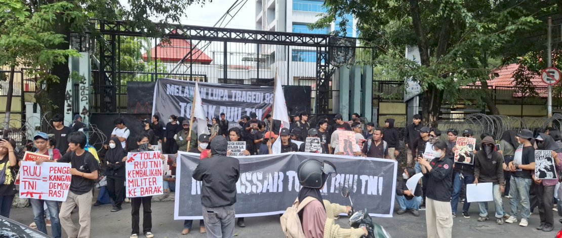 Ratusan massa mahasiswa dan masyarakat melakukan unjuk rasa di depan gedung DPRD Sulsel, Jalan Urip Sumiharjo, Kecamatan Panakkukang, Kota Makassar, Kamis, 20 Maret 2025. 