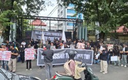Mahasiswa dan Masyarakat Sipil di Makassar Demo Tolak Revisi UU TNI