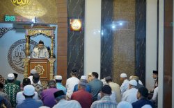 Wali Kota Makassar Tarawih Bersama Warga, Ingatkan Keutamaan 10 Malam Terakhir Ramadan