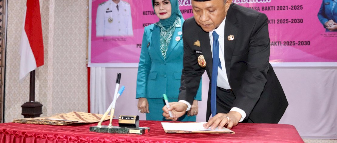 Bupati Kepulauan Selayar Muhammad Natsir Ali mengukuhkan Tri Yanti Rahmawati Natsir sebagai Ketua TP PKK dan Melantik kepengurusan baru TP PKK Kepulauan Selayar, di Ruang Pola Kantor Bupati, Kamis, 20 Maret 2025.