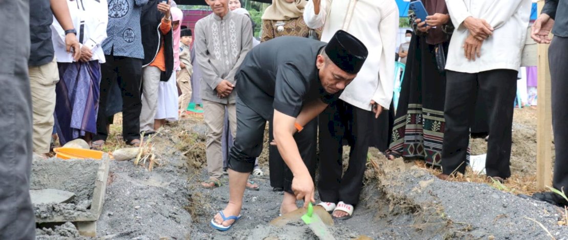 Bupati Luwu Timur, Irwan Bachri Syam, melakukan peletakan batu pertama pembangunan Masjid Utsman Bin Affan dan TK Islam Al Ihsan Tomoni, di Jalan Poros Mandiri Sumber Alam, Desa Mandiri, Kecamatan Tomoni, Jumat, 21 Maret 2025.