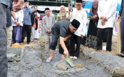Letakkan Batu Pertama Pembangunan Masjid Utsman Bin Affan, Irwan Bachri Syam Harap Jadi Pusat Syiar Islam