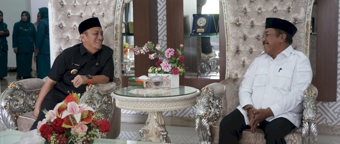 Bupati Luwu Timur Irwan Bachri Syam menerima kunjungan Bupati Bombana Burhanuddin Makku, di Rumah Jabatan Bupati Luwu Timur, Jumat, 21 Maret 2025. Bupati Luwu Timur Irwan Bachri Syam menerima kunjungan Bupati Bombana Burhanuddin Makku, di Rumah Jabatan Bupati Luwu Timur, Jumat, 21 Maret 2025.