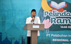 Kunjungi Pelabuhan Balikpapan, Dirut Pelindo Berbagi Kebahagiaan dengan Masyarakat Sekitar