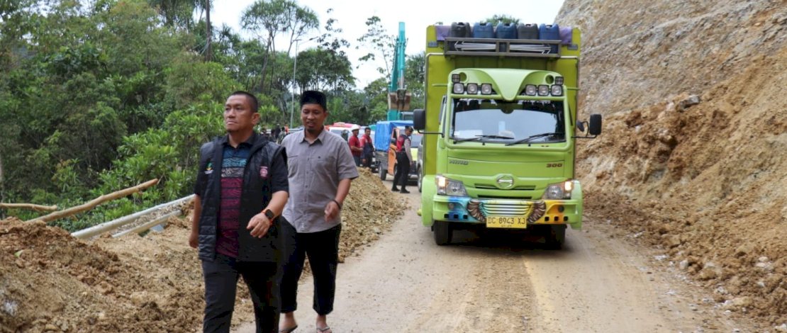 Bupati Luwu Timur, Irwan Bachri Syam, didampingi Plt Kepala Dinas Kominfo-SP Muhammad Safaat, meninjau langsung lokasi longsor di Desa Kasintuwu, Kecamatan Mangkutana, Sabtu, 22 Maret 2025.