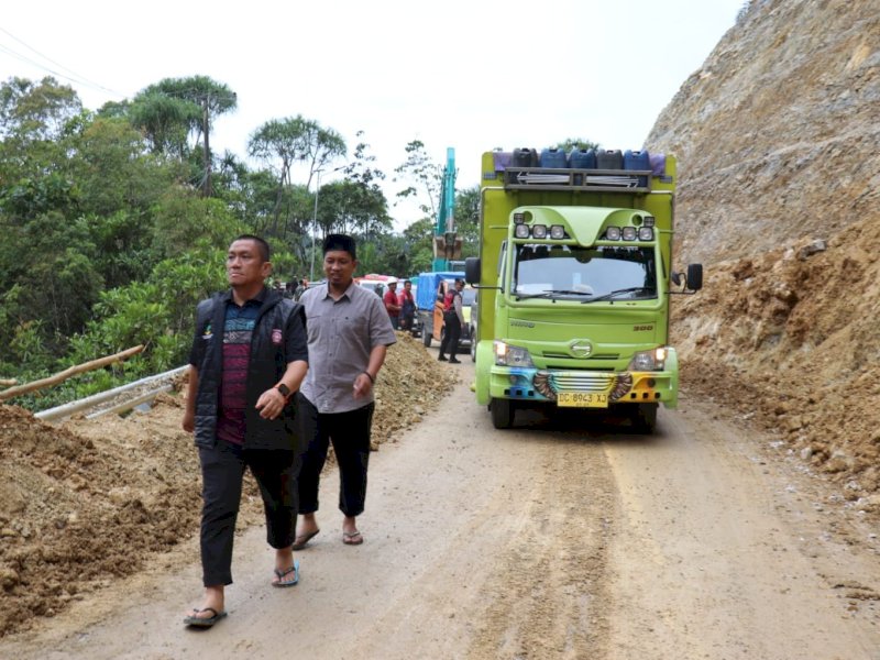 Jalan Trans Sulawesi Tertimbun Longsor di Luwu Timur, Bupati Ibas Turun Langsung Tinjau Proses Pembersihan 