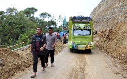 Jalan Trans Sulawesi Tertimbun Longsor di Luwu Timur, Bupati Ibas Turun Langsung Tinjau Proses Pembersihan 