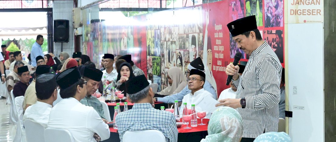 Anggota DPR RI, Andi Ridwan Wittiri, menggelar buka puasa bersama masyarakat dan anak-anak panti asuhan, di ARW Center, Jalan Gunung Bawakaraeng, Kota Makassar, Minggu, 23 Maret 2025.