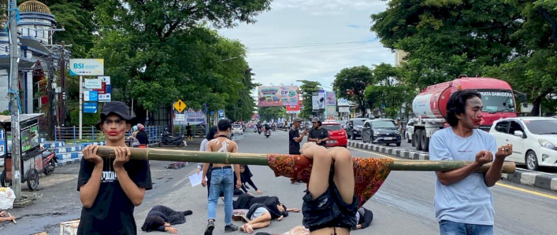 Unit Kegiatan Mahasiswa Seni dan Budaya Talas Unismuh Makasar ikut bersuara perihal kisruh RUU TNI yang kini masih ramai diperbincangkan publik. 