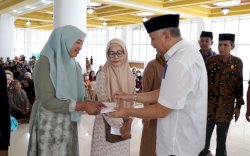 Jelang Idul Fitri, Bupati Pinrang Serahkan Santunan ke Tenaga Kebersihan 