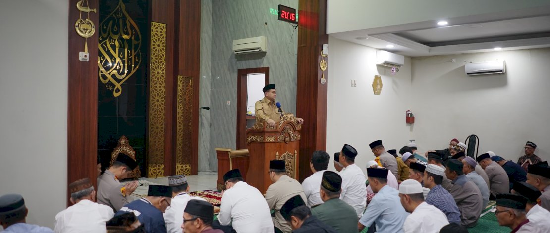 Wali Kota Makassar, Munafri Arifuddin, melaksanakan salat tarawih berjamaah bersama jajaran Forum Koordinasi Pimpinan Daerah (Forkopimda) dan masyarakat di Masjid Nurul Azis, Kelurahan Buakana, Jalan Cilallang Jaya, pada Senin, 24 Maret 2025.