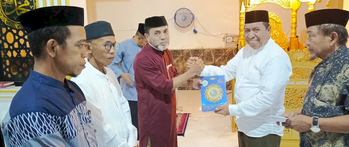 Wabup Muhtar didampingi Ketua Baznas Odding Karim menyerahkan bantuan Al-Qur'an untuk Mesjid Besar Miftahussalam Desa Kembangragi, Kecamatan Pasimasunggu. 