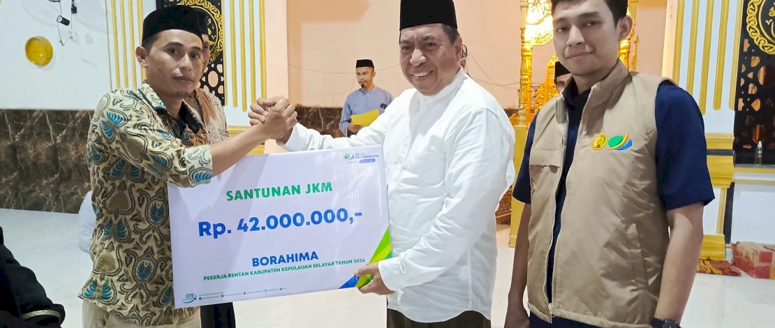 Wakil Bupati Kepulauan Selayar, Muhtar, menyerahkan santunan JKM kepada dua ahli waris penerima manfaat, di sela-sela kunjungan Safari Ramadan di Mesjid Besar Miftahussalam, Desa Kembangragi, Kecamatan Pasimasunggu, Selasa malam, 25 Maret 2025.
