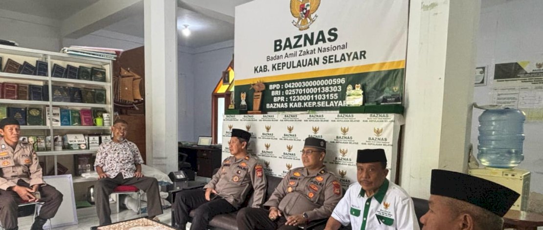 Penyerahan zakat fitrah diwakili oleh Kabag SDM Polres Kepulauan Selayar, Kompol Hendra Suyanto, didampingi Kasat Binmas Iptu Haryanto serta Ps Paur Watpers Bag SDM Polres Kepulauan Selayar, Bripka Henri Ramli, di Kantor Baznas Kepulauan Selayar. Penyerahan zakat fitrah diwakili oleh Kabag SDM Polres Kepulauan Selayar, Kompol Hendra Suyanto, didampingi Kasat Binmas Iptu Haryanto serta Ps Paur Watpers Bag SDM Polres Kepulauan Selayar, Bripka Henri Ramli, di Kantor Baznas Kepulauan Selayar.