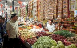 Bupati Luwu Utara Turun Langsung ke Pasar, Pastikan Harga Sembako Stabil Jelang Lebaran!