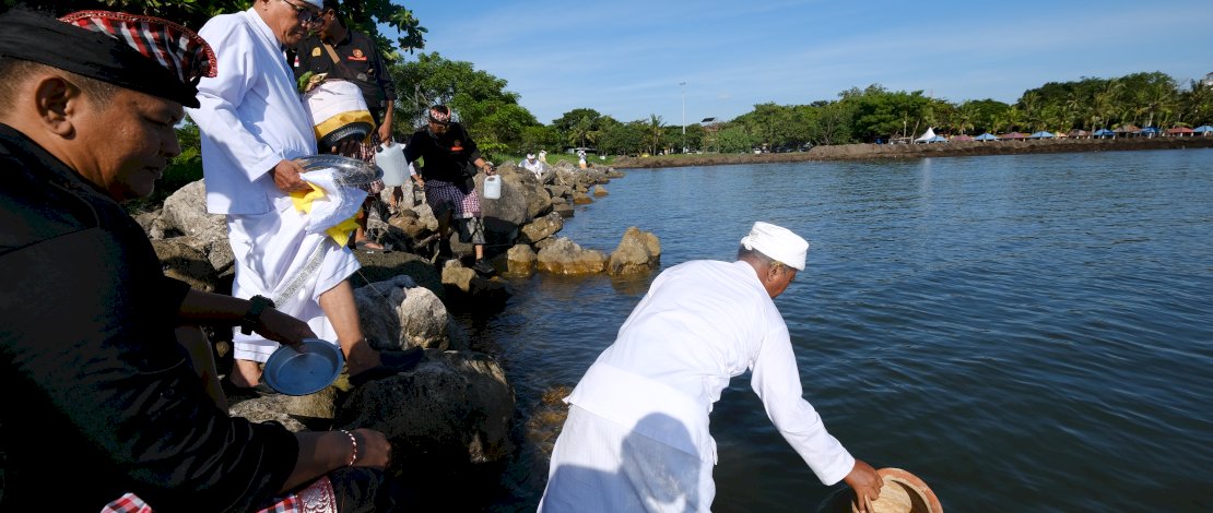 Ratusan umat Hindu di Kota Makassar, Kabupaten Gowa, dan Maros menggelar upacara malasti di kawasan Pantai Akkarena, Tanjung Bunga, Makassar, Kamis (27/03/2025).
