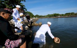 Umat Hindu Makassar Gelar Upacara Malasti di Pantai Akkarena, Siap Sambut Nyepi 2025 dengan Khidmat