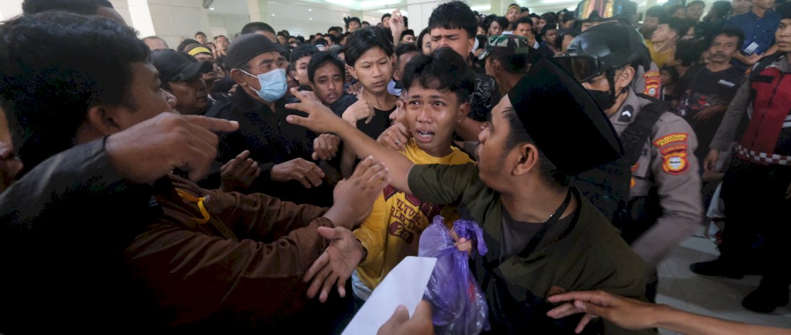 Ricuh! Warga Makassar Rela Berebut Amplop Infaq di Masjid Raya