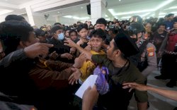 Ricuh! Warga Makassar Rela Berebut Amplop Infaq di Masjid Raya