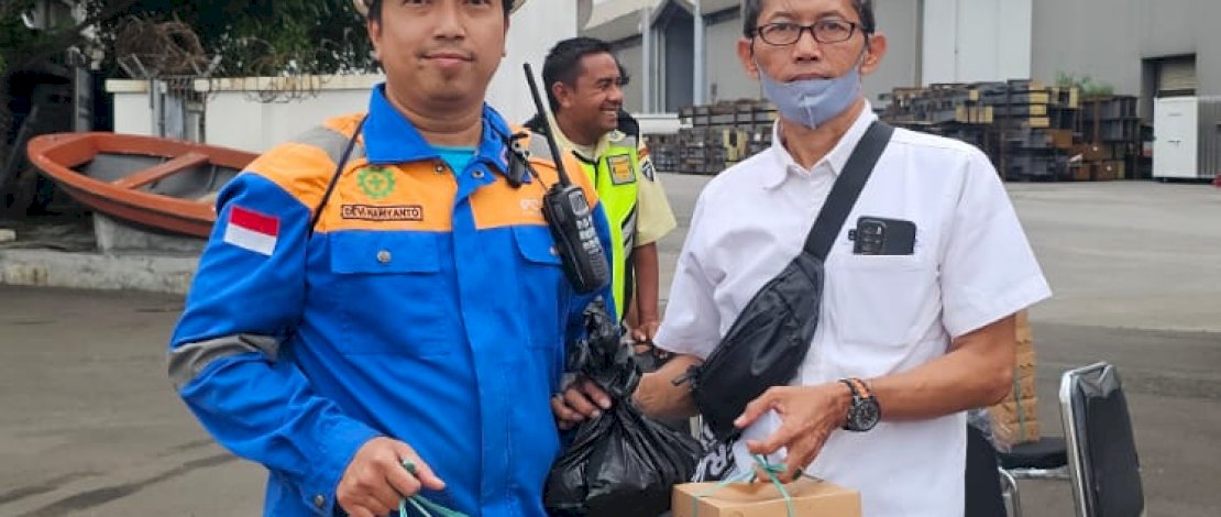 PT Intan Sejahtera Utama dan SP PT Jasa Armada Indonesia Berbagi 500 Takjil untuk Awak Kapal di Pelabuhan Makassar PT Intan Sejahtera Utama dan SP PT Jasa Armada Indonesia Berbagi 500 Takjil untuk Awak Kapal di Pelabuhan Makassar