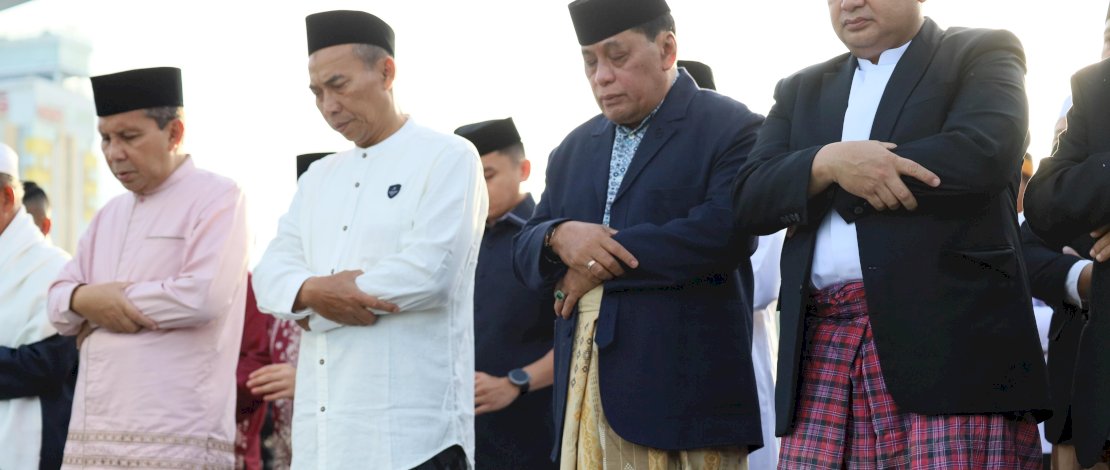 Bersama Ribuan Masyarakat, Wali Kota Makassar Tunaikan Salat Idulfitri di Lapangan Karebosi