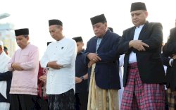 Bersama Ribuan Masyarakat, Wali Kota Makassar Tunaikan Salat Idulfitri di Lapangan Karebosi