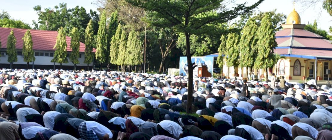 Lantamal VI Makassar Fasilitasi Sholat Idul Fitri 1446 H, Ribuan Jemaah Padati Lapangan Arafuru