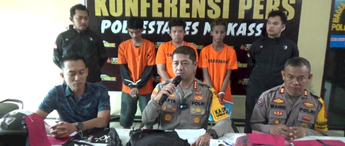 Polisi berhasil menangkap pelaku pelemparan bom molotov di Pos Lalu Lintas (Poslantas) 705 di Jalan AP Pettarani-Alauddin, Kecamatan Tamalate, Makassar. Polisi berhasil menangkap pelaku pelemparan bom molotov di Pos Lalu Lintas (Poslantas) 705 di Jalan AP Pettarani-Alauddin, Kecamatan Tamalate, Makassar.