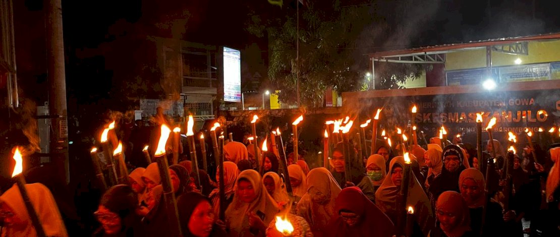 Pawai obor kembali digelar setelah 20 tahun, di Kecamatan Barombong, Kabupaten Gowa. Pawai obor kembali digelar setelah 20 tahun, di Kecamatan Barombong, Kabupaten Gowa.