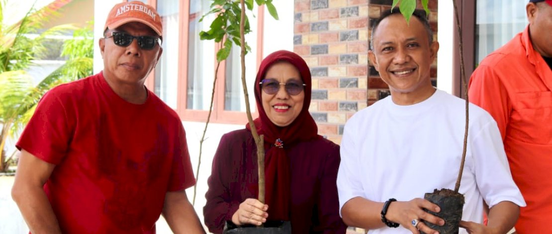 Bupati Kepulauan Selayar Natsir Ali menerima bantuan bibit unggul dari Bupati Bulukumba, Andi Muchtar Ali Yusuf, Kamis, 3 April 2025.