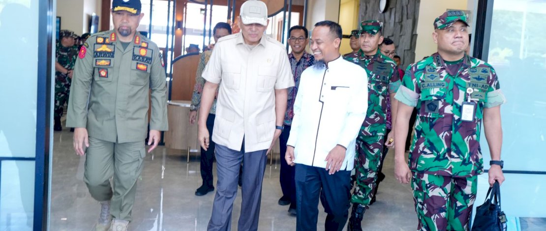 Gubernur Sulawesi Selatan, Andi Sudirman Sulaiman, menyambut langsung kedatangan Menteri Pertahanan Republik Indonesia, Sjafrie Sjamsoeddin di Pangkalan Udara (Lanud) Sultan Hasanuddin, Kabupaten Maros, Jumat, 4 April 2025.