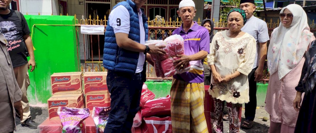 Dinas Sosial Provinsi Sulsel menyerahkan bantuan untuk korban kebakaran di Pulau Barrang, Jumat, 4 April 2025.