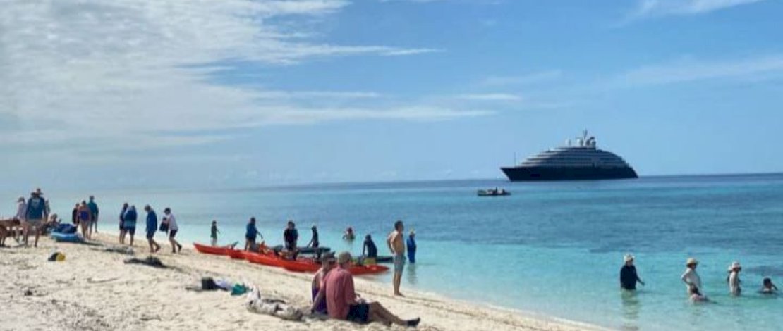Wisatawan mancanegara menggunakan kapal pesiar mewah MV Scenic Eclipse II mengunjungi Pulau Lantigian, Desa Jinato, Kecamatan Takabonerate, Kabupaten Kepulauan Selayar, Sabtu, 5 April 2025. 
