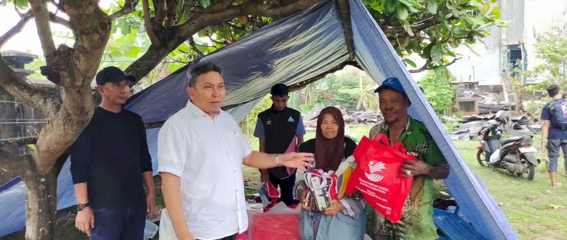 Kepala Dinas Sosial, Abdul Malik Faisal, menyerahkan bantuan kepada korban kebakaran, Senin, 7 April 2025. Kepala Dinas Sosial, Abdul Malik Faisal, menyerahkan bantuan kepada korban kebakaran, Senin, 7 April 2025.
