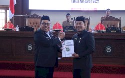 Bupati Takalar Daeng Manye Serahkan Dokumen LKPJ Tahun 2024 di Rapat Paripurna 