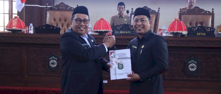 Bupati Takalar Daeng Manye Serahkan Dokumen LKPJ Tahun 2024 di Rapat Paripurna 