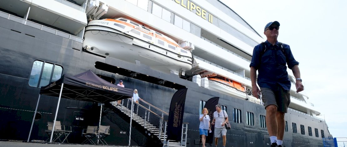 Kapal pesiar ekspedisi raksasa, Scenic Eclipse II, sepanjang 168 meter yang dibangun di Rijeka, Kroasia, sandar di Pelabuhan Soekarno-Hatta, Makassar, Selasa, 8 April 2025.