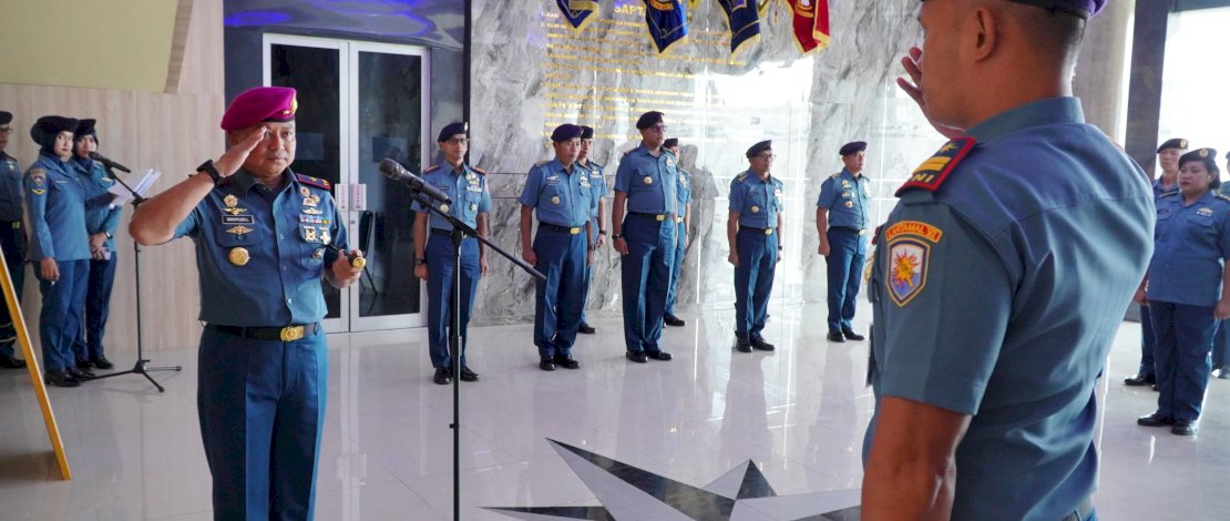 Danlantamal VI Makassar Brigadir Jenderal TNI (Mar) Dr. Wahyudi, S.E., M.Tr.Hanla., M.M., M.Han., menerima Pelaporan Kenaikan Pangkat Perwira, Kala Waktu 1 April 2025, di Longroom Mako Lantamal VI, Selasa, 8 April 2025. Danlantamal VI Makassar Brigadir Jenderal TNI (Mar) Dr. Wahyudi, S.E., M.Tr.Hanla., M.M., M.Han., menerima Pelaporan Kenaikan Pangkat Perwira, Kala Waktu 1 April 2025, di Longroom Mako Lantamal VI, Selasa, 8 April 2025.