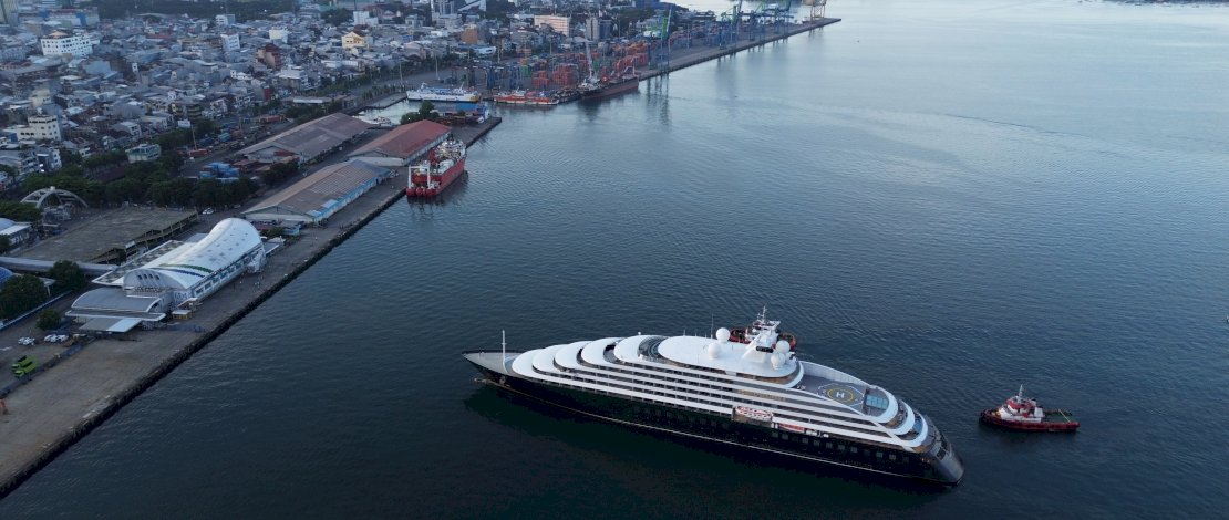 FOTO: 177 Wisatawan dari Kapal Pesiar Mewah Scenic Eclipse II Sandar di Pelabuhan Makassar