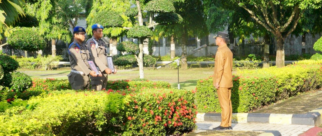 Bupati Bone, Andi Asman Sulaiman, memimpin apel pagi perdana pasca lebaran Idulfitri 1446 Hijriah/2025 M, di Kantor Bupati Bone, Selasa, 8 April 2025.