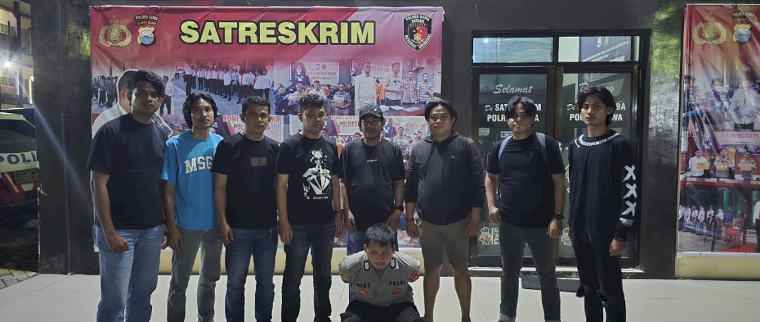 Pria bernama Flair Afika Sugianto (21 tahun) ditangkap Unit Resmob Satreskrim Polres Gowa lantaran nekat melakukan pemerasan terhadap warga dengan modus menjadi anggota Polri. Pria bernama Flair Afika Sugianto (21 tahun) ditangkap Unit Resmob Satreskrim Polres Gowa lantaran nekat melakukan pemerasan terhadap warga dengan modus menjadi anggota Polri.