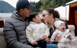 Rayakan Ultah Anak di Italia, Nikita Willy Tampil Chic Sekeluarga & Hadiri Gala Skincare