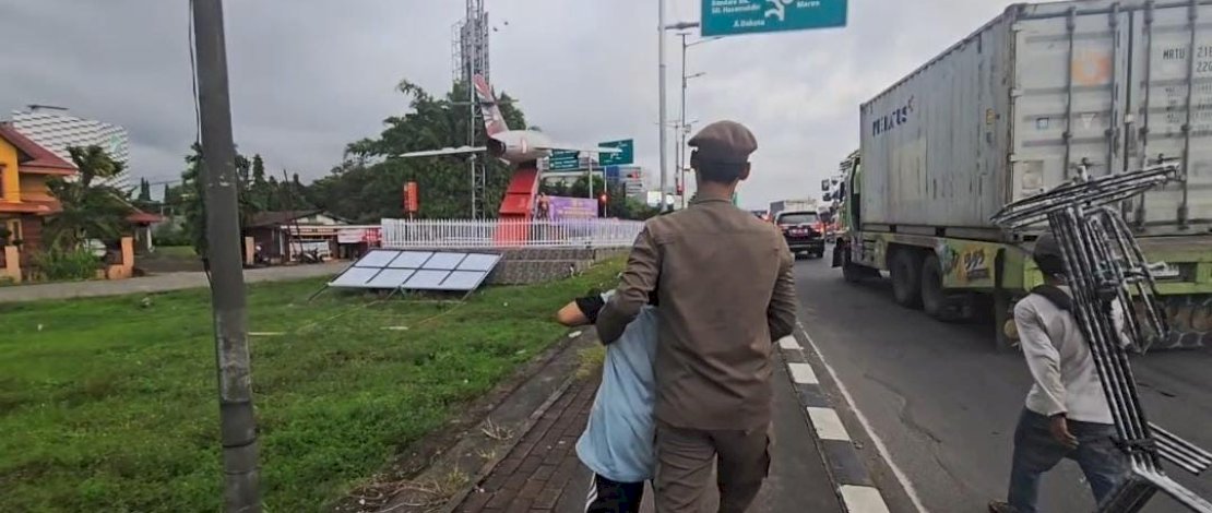 Satpol PP Makassar Sikat Manusia Silver hingga Pengamen Satpol PP Makassar Sikat Manusia Silver hingga Pengamen