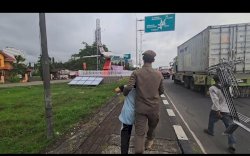 Satpol PP Makassar Sikat Manusia Silver hingga Pengamen 