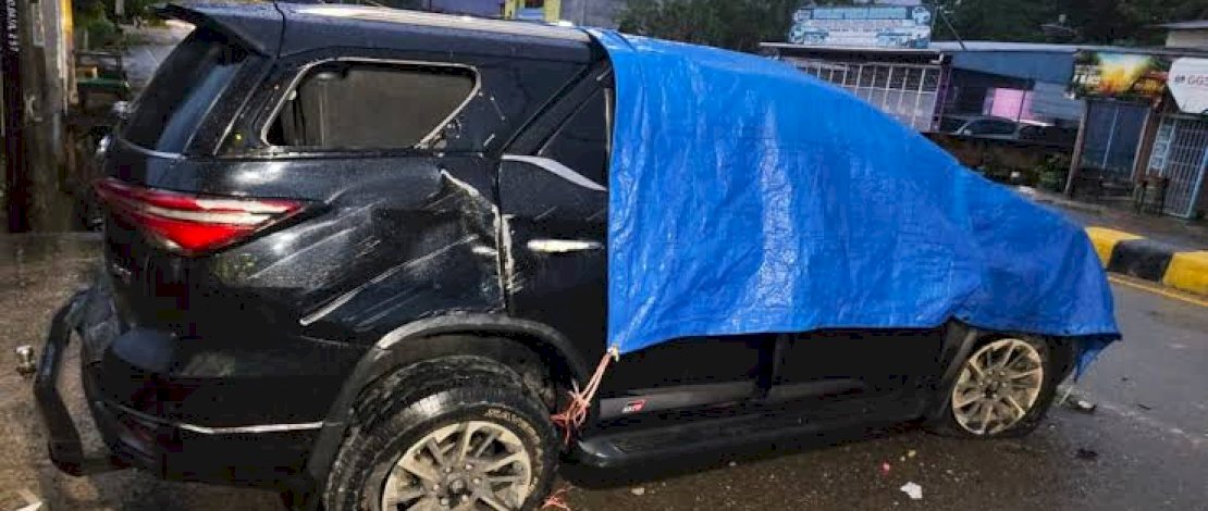 Kondisi mobil dinas yang dikendarai Bupati Luwu Utara, Andi Abdullah Rahim saat kecelakaan.